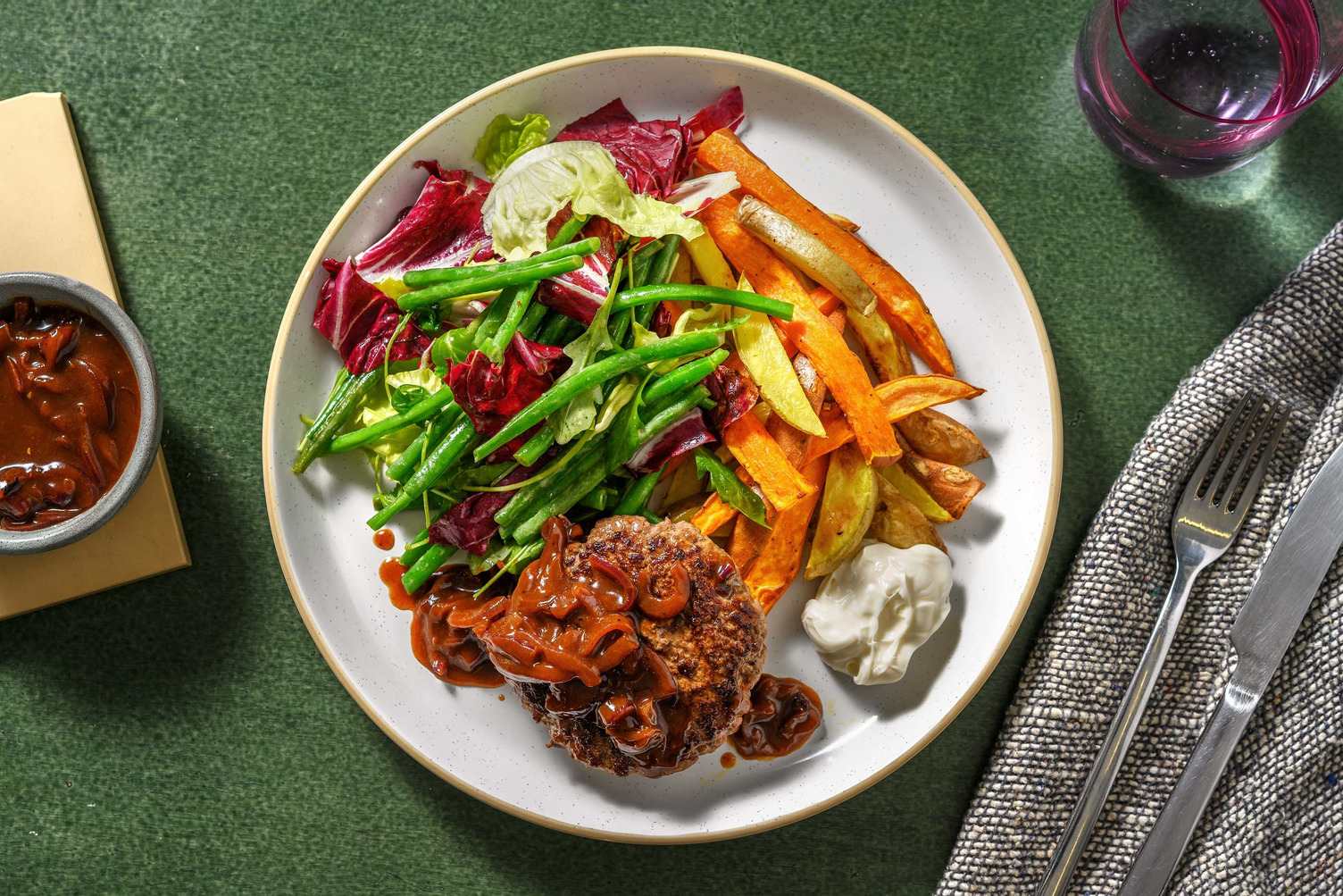 Duitse biefstuk met uienjus en sperziebonensalade