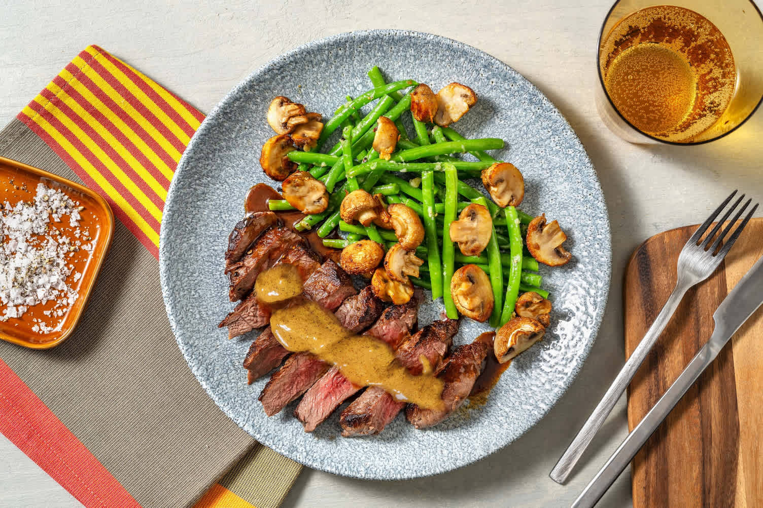 Steaks de bœuf et crème à la sauce worcestershire