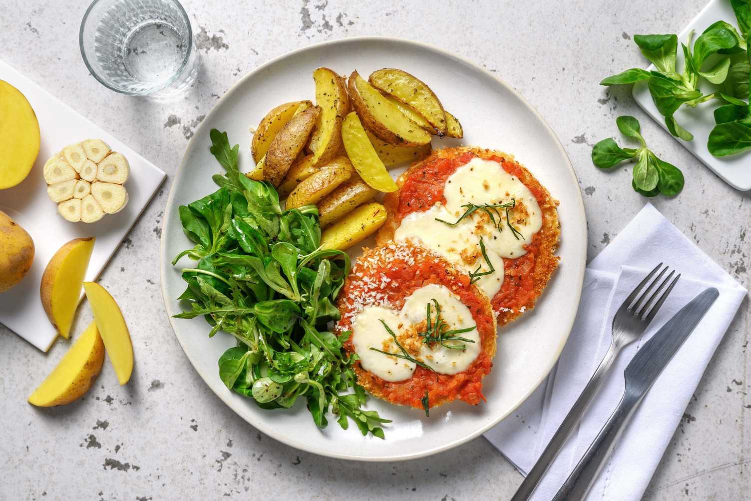 Knolselderijsteak met mozzarella en tomatensaus