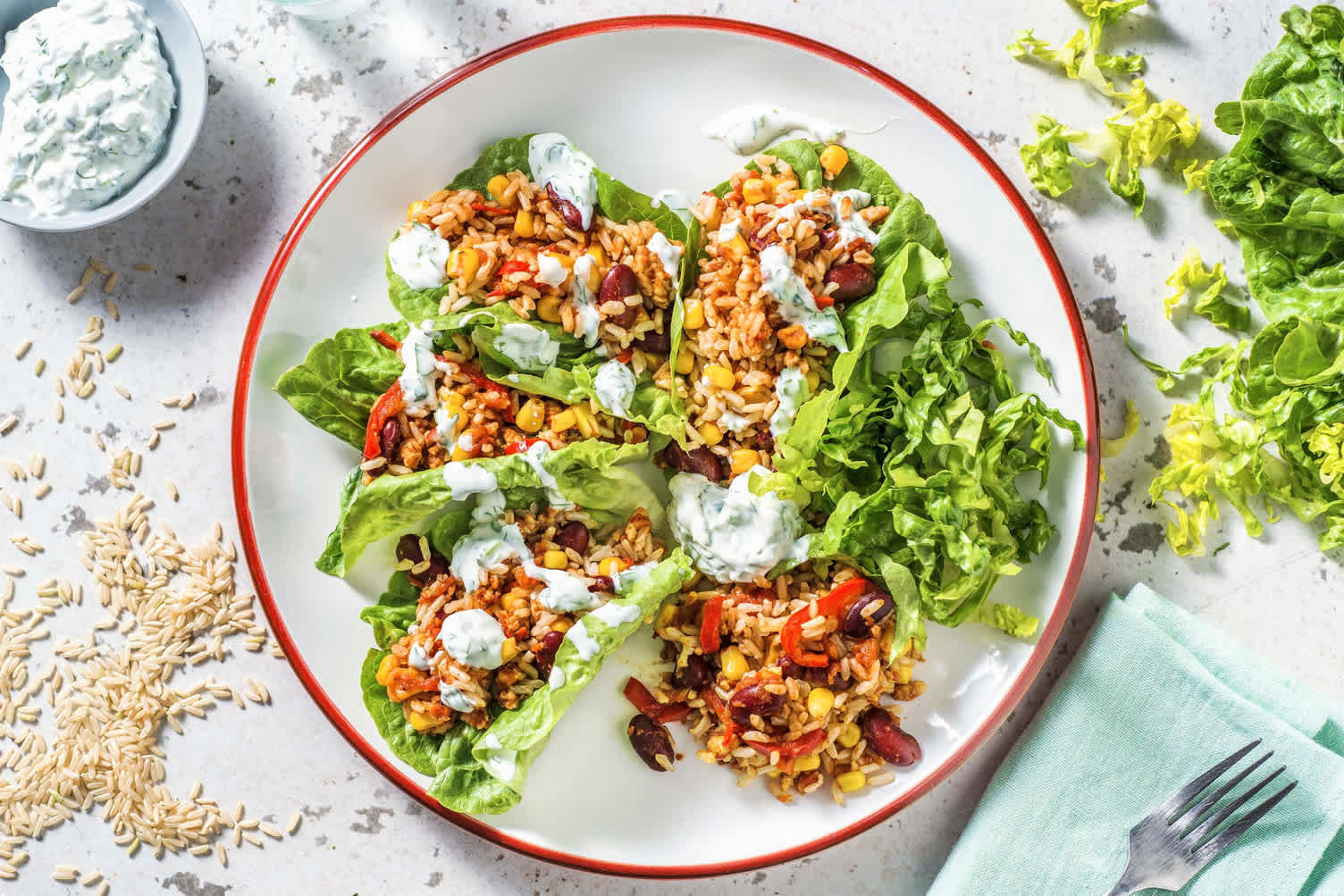 Kipgehakt in een taco van little gem
