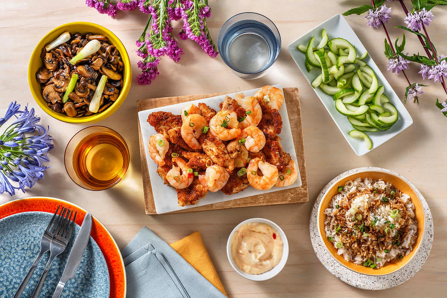 Terre et mer à l'asiatique : poulet croquant et crevettes en sauce pimentée douce