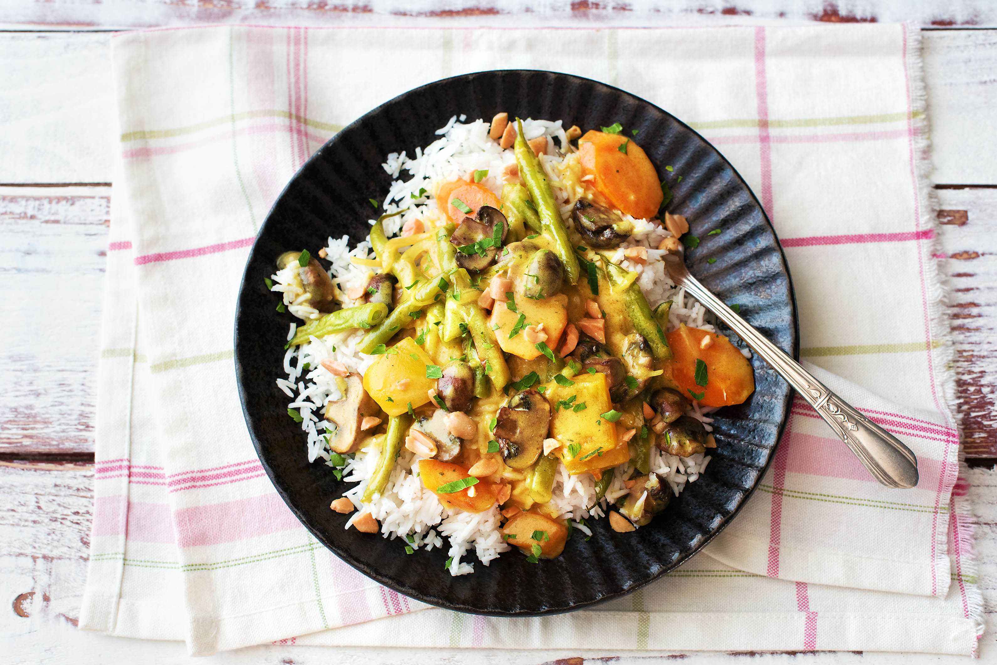 Thailändisches Massaman-Curry mit Ofen-Gemüse