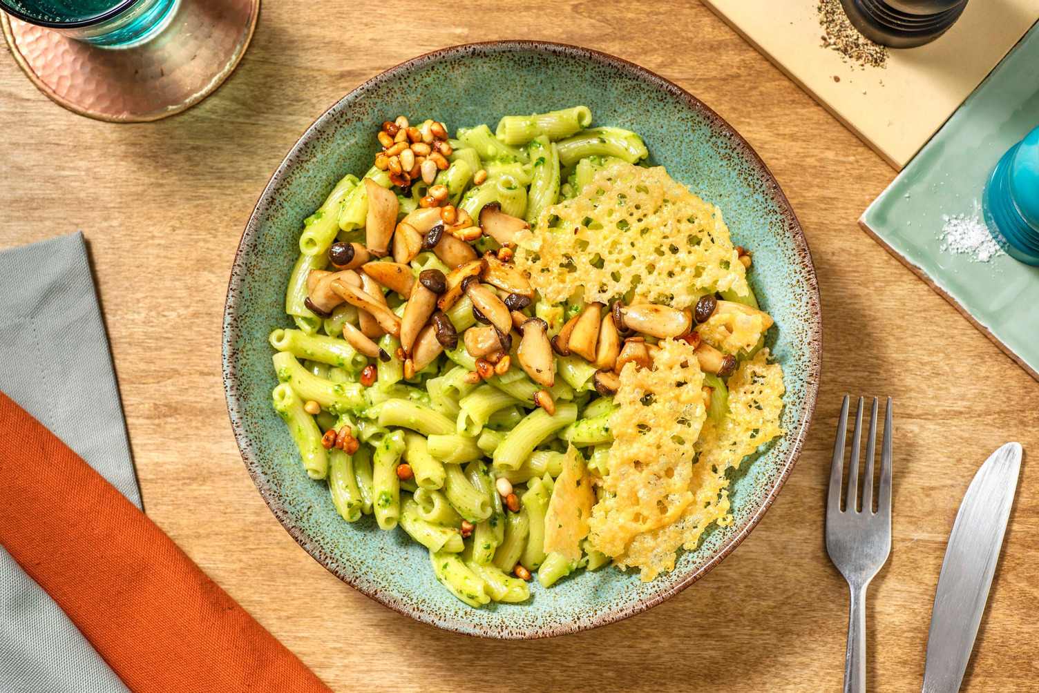Torchietti mit Bärlauch-Pesto und Käse-Chips