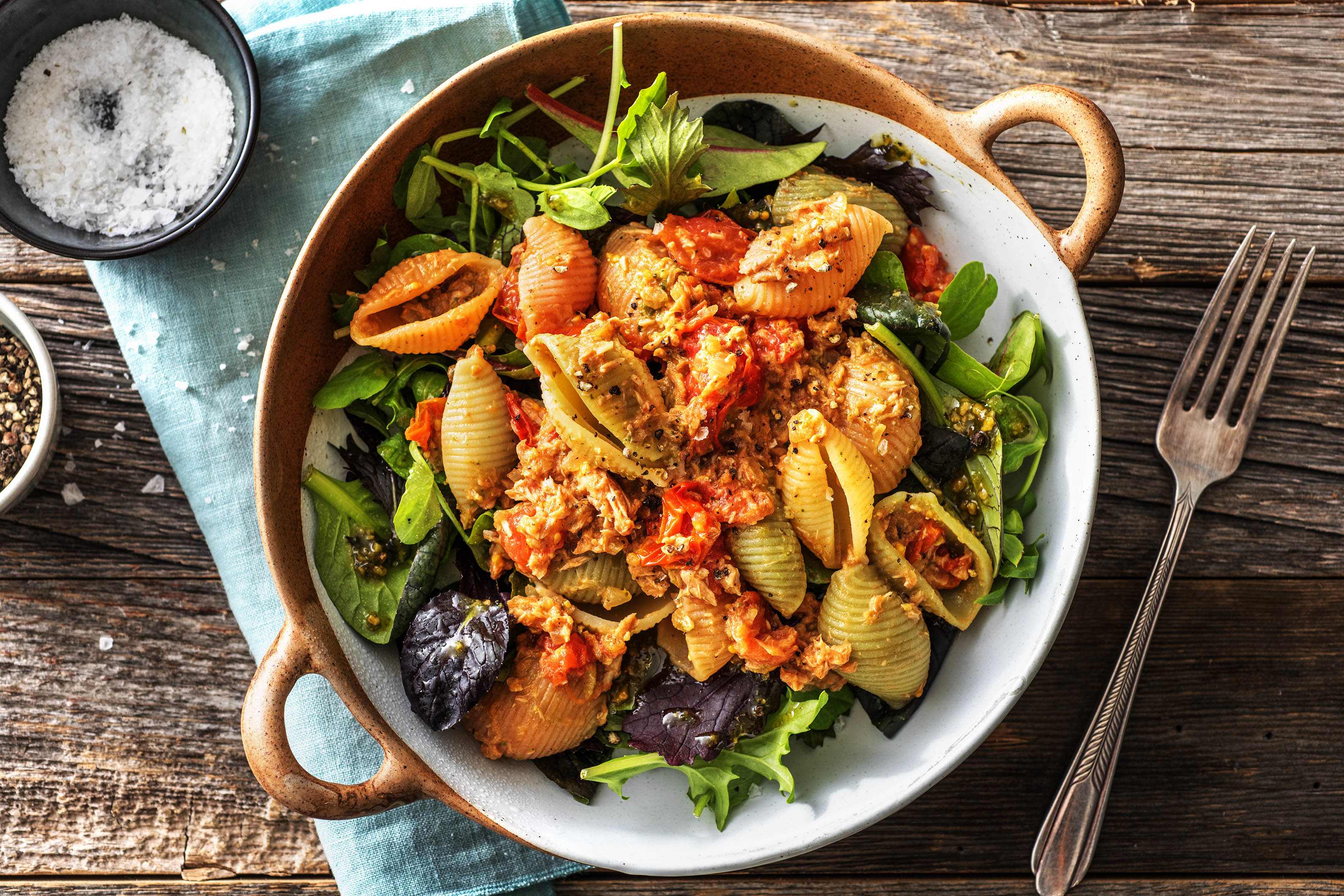 Tricolore pasta in tonijn-pestosaus