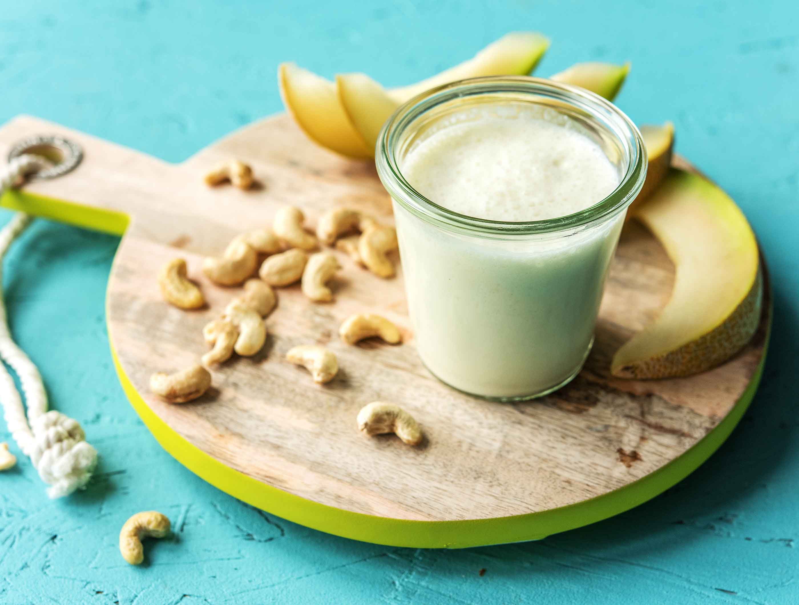 Tropische kokossmoothie met meloen en cashewnoten