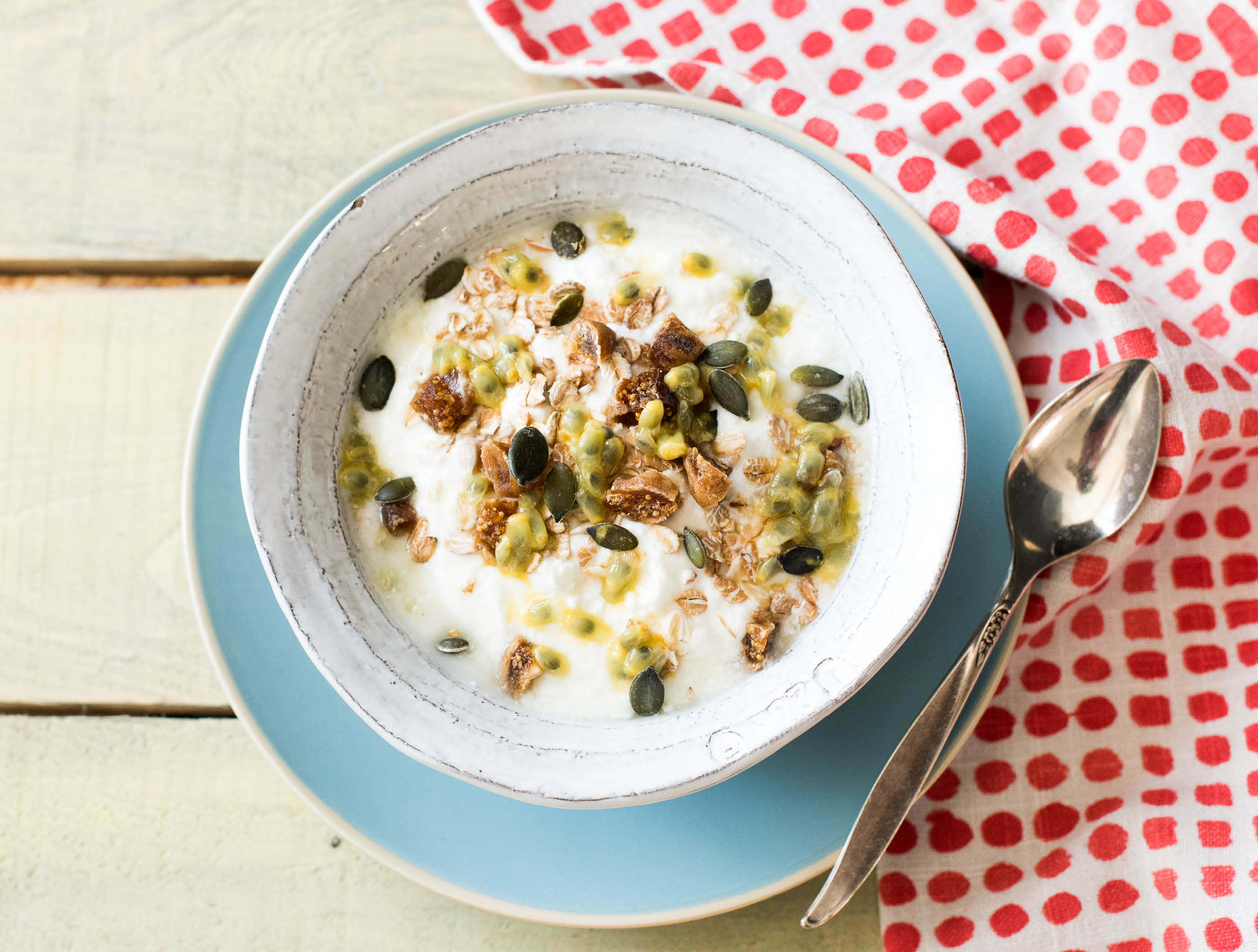 Turkse yoghurt met passievrucht, vijgen en pompoenpitten