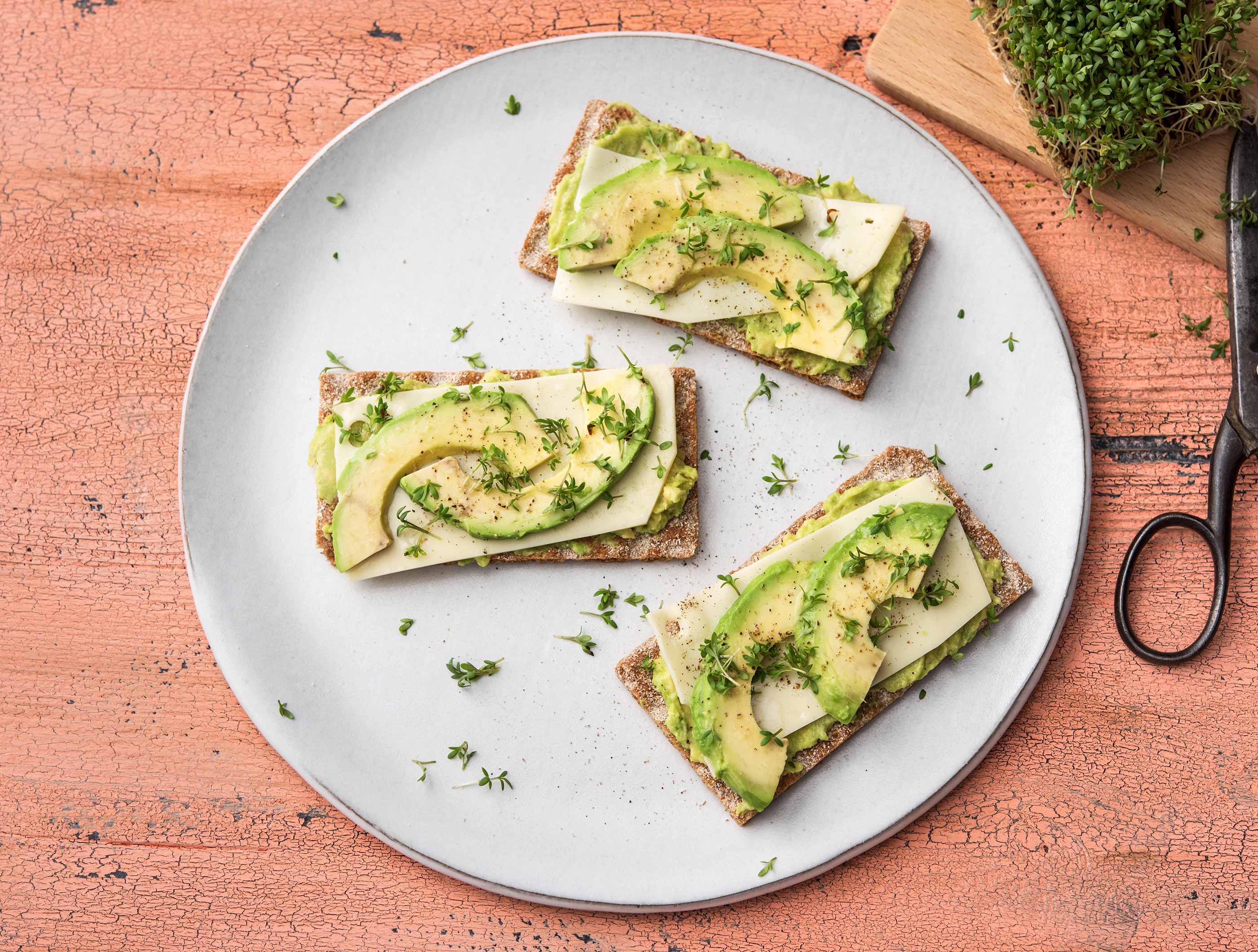 Vezelrijke crackers met avocado, tuinkers en komijnekaas
