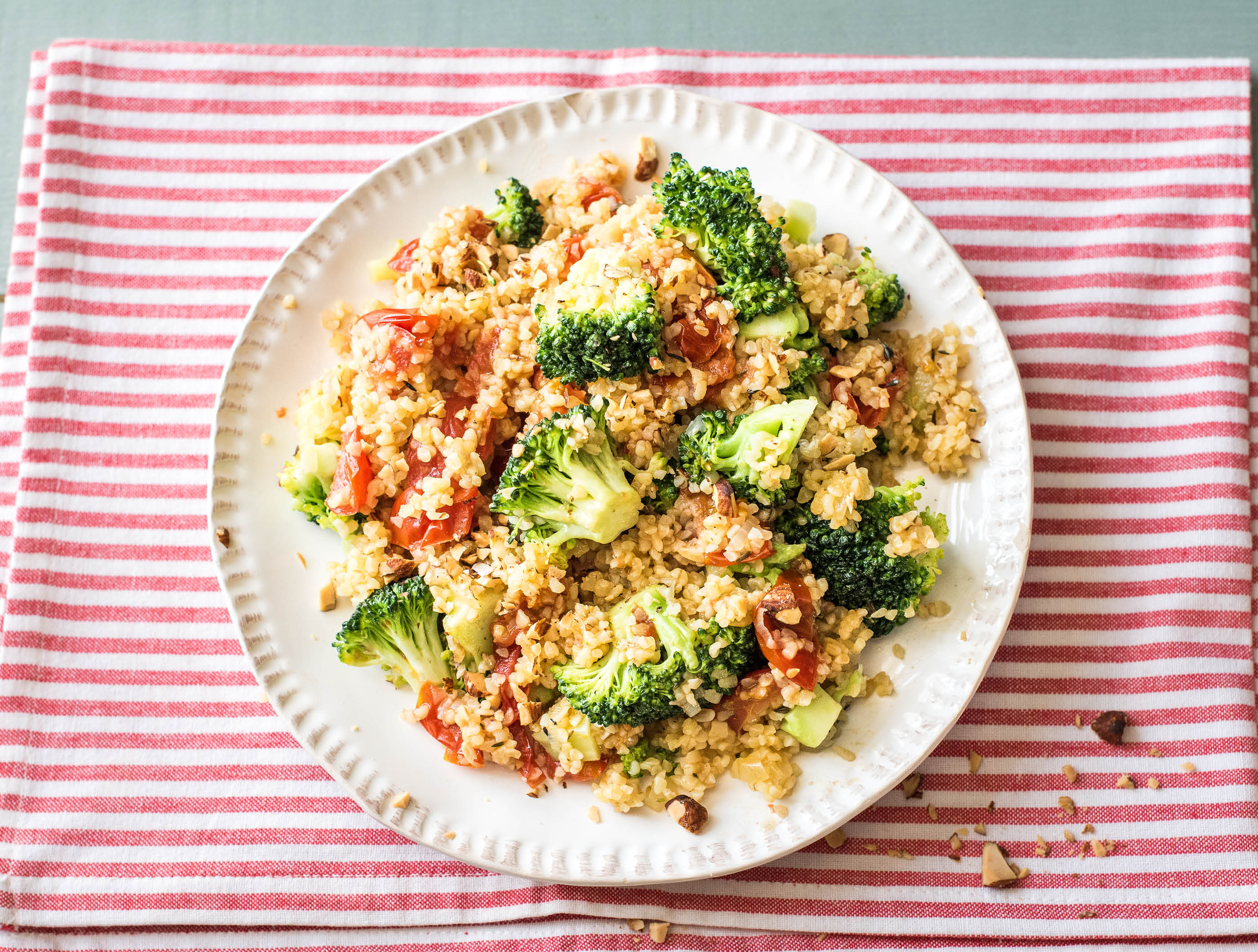 Volkoren bulgur met broccoli, geroosterde cherrytomaten en amandelen