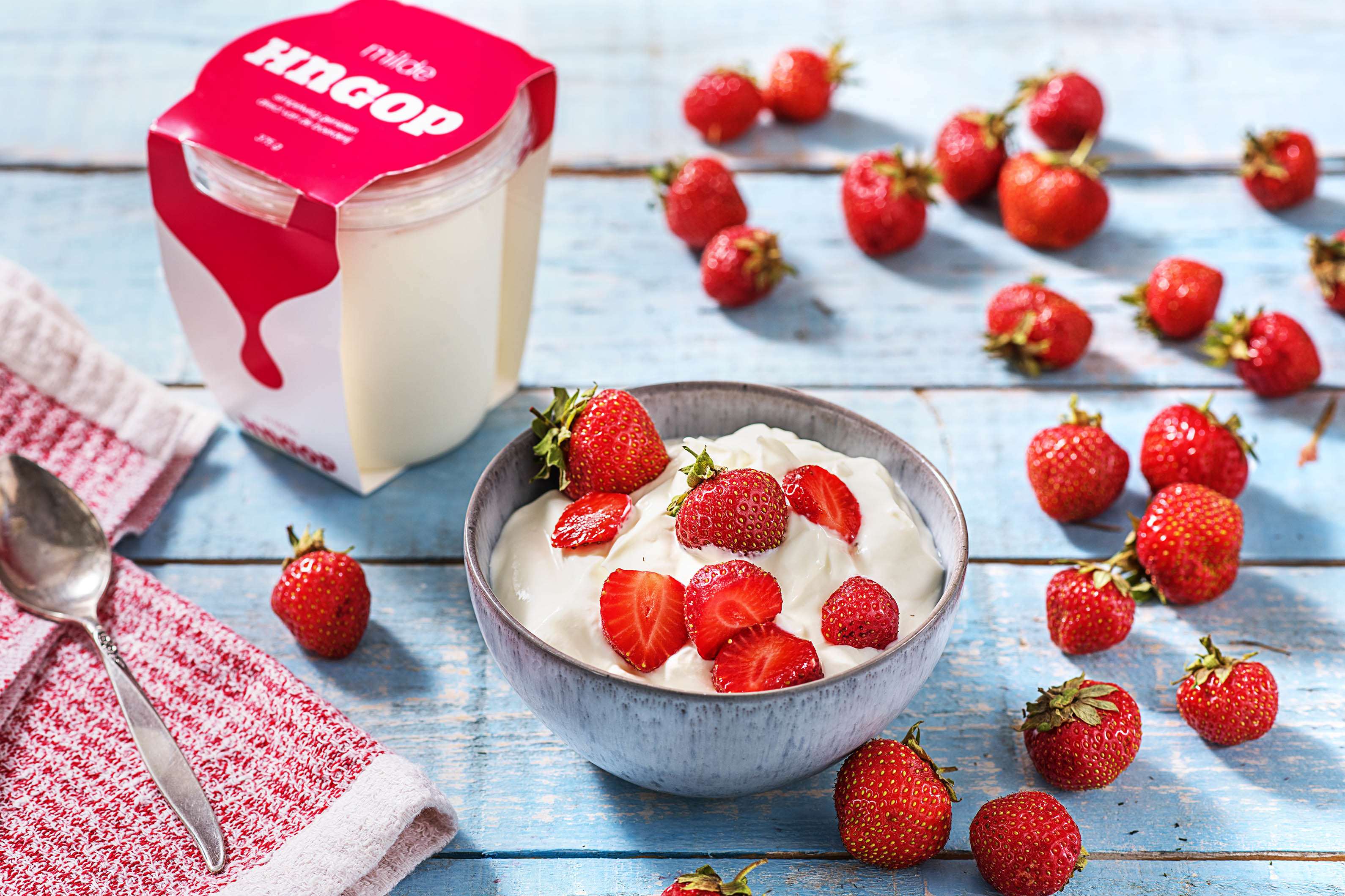 Ambachtelijke hangop met aardbeien