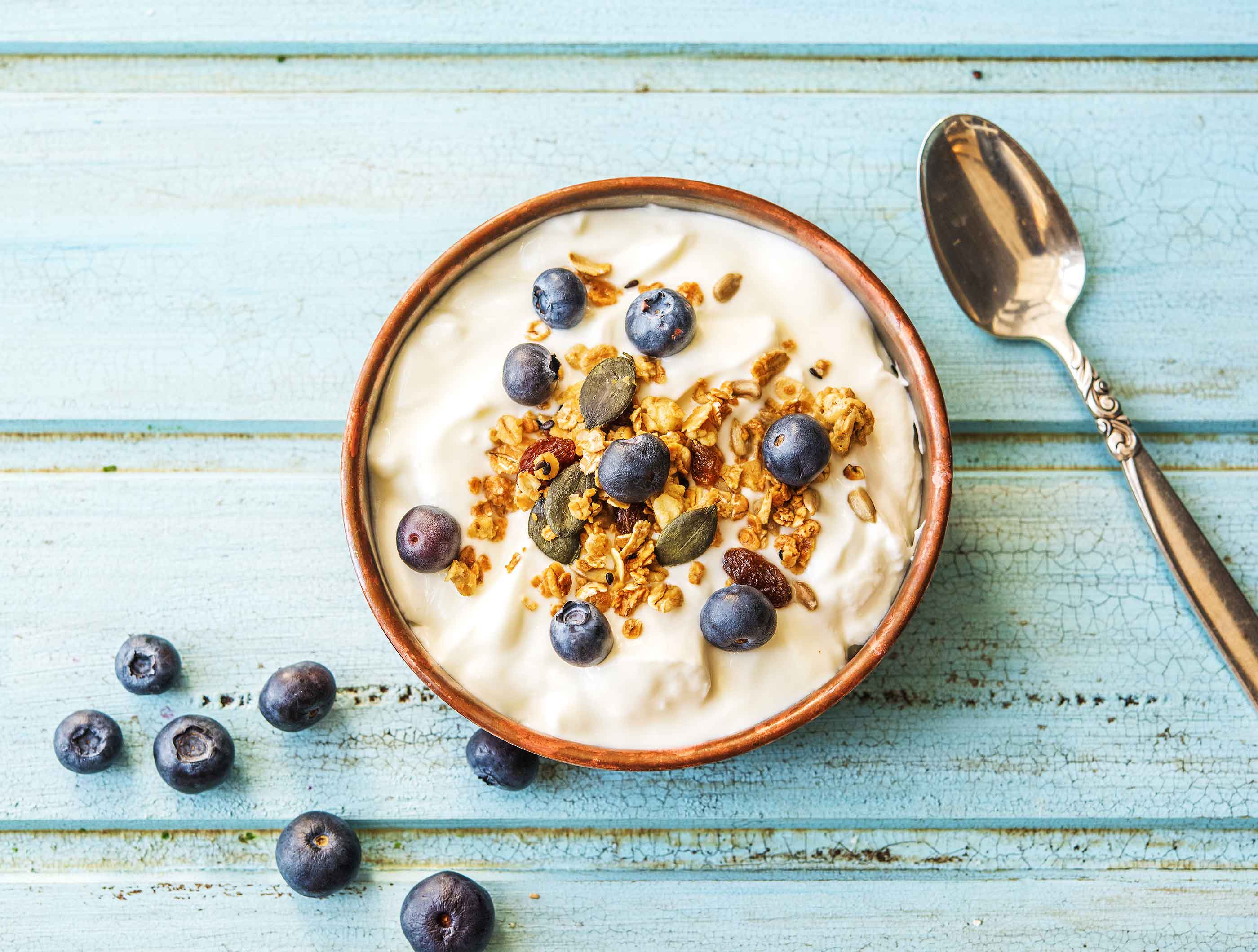 Volle yoghurt met granola en blauwe bessen