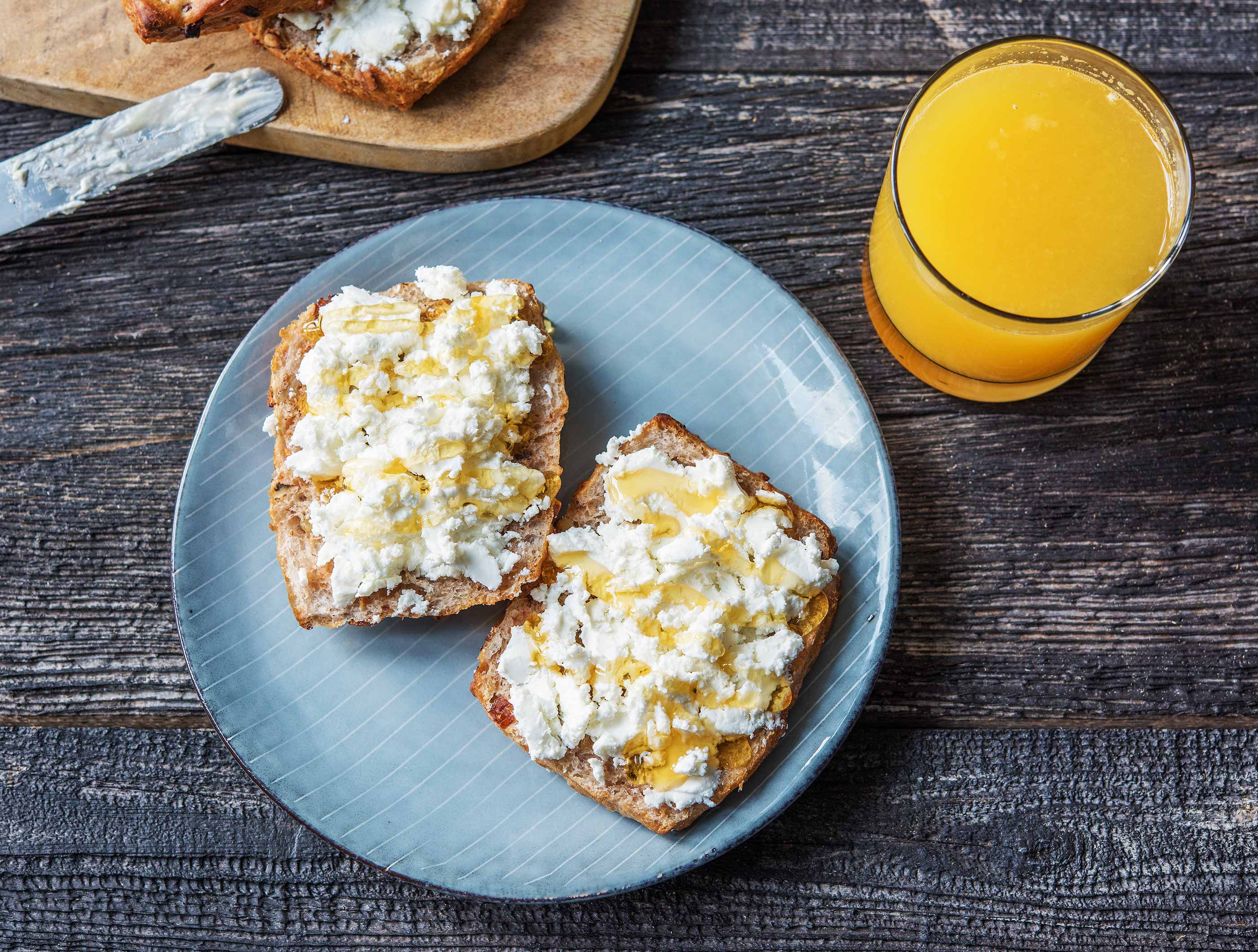 Walnootbrood met geitenkaas en honing