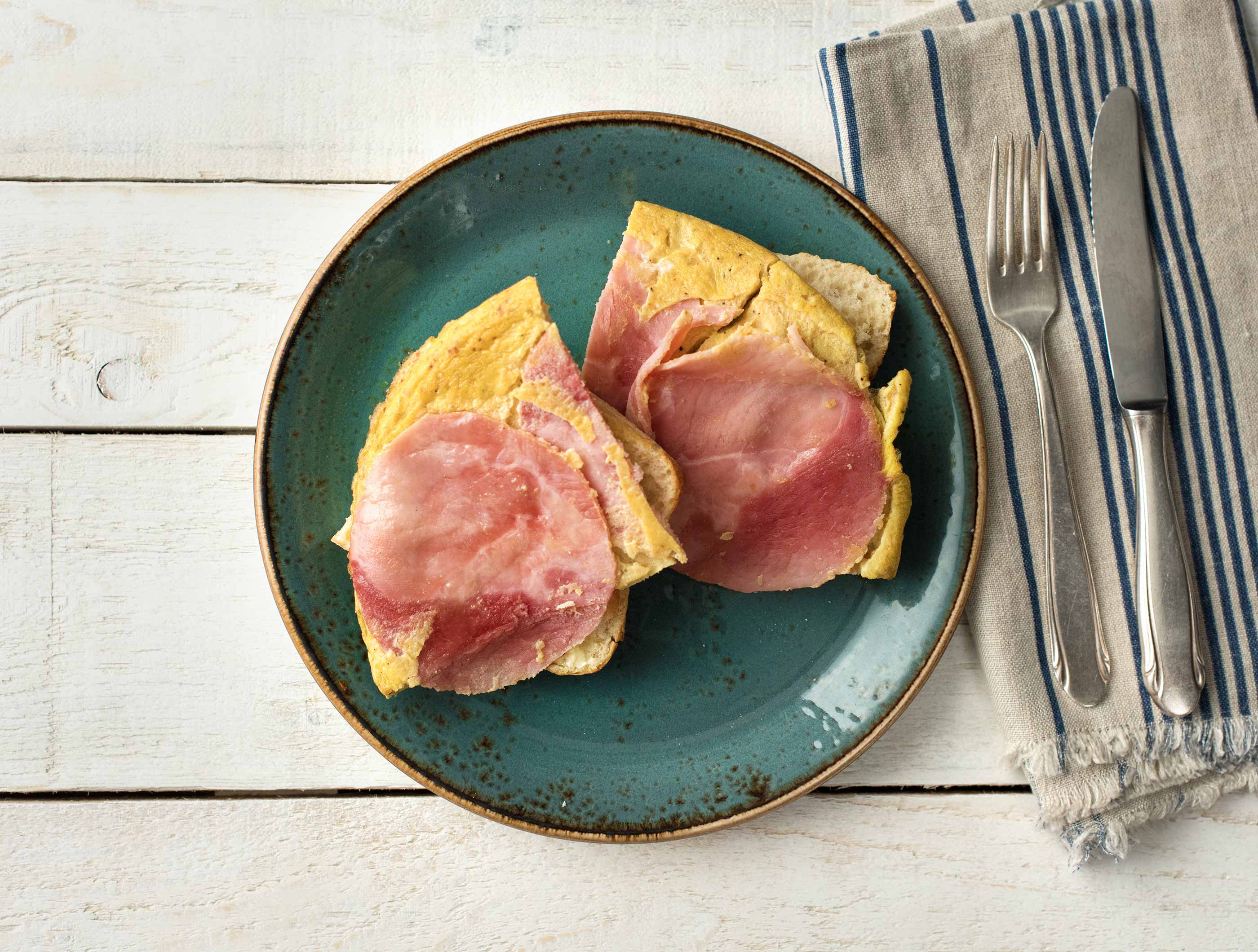 Warme ciabatta belegd met een hamomelet