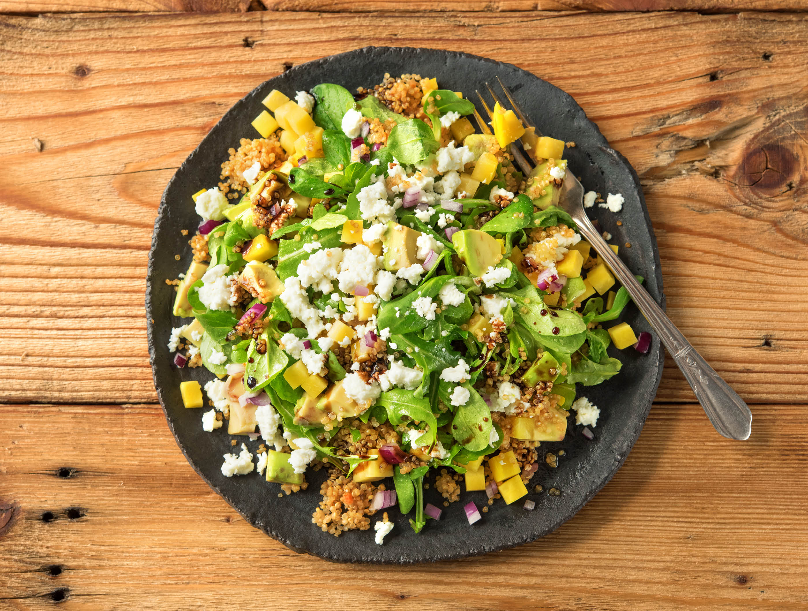 Warme quinoasalade met gele biet, avocado en feta