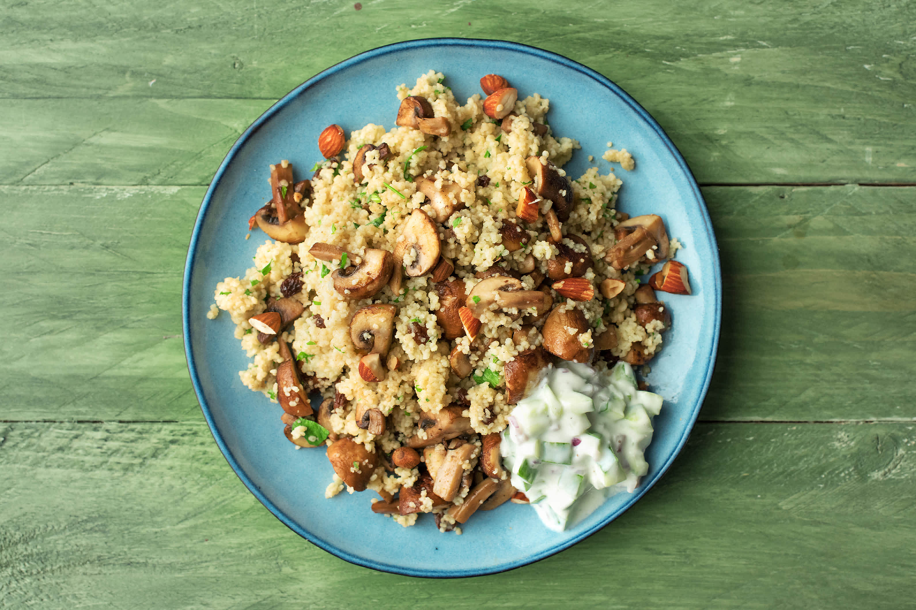 Warmer marokkanischer Rosinen-Couscous-Salat