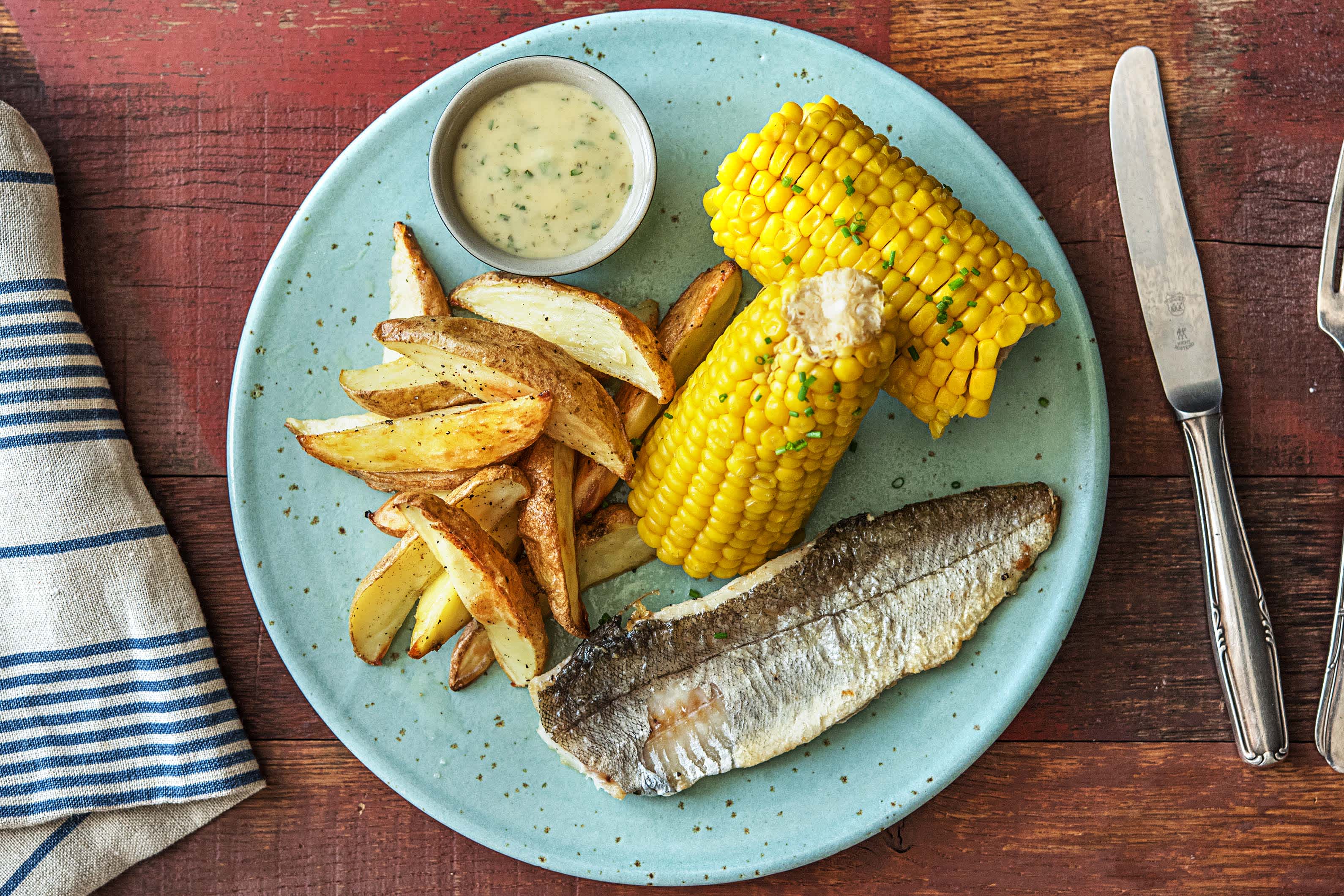 Heekfilet met maiskolf en ovenaardappelen