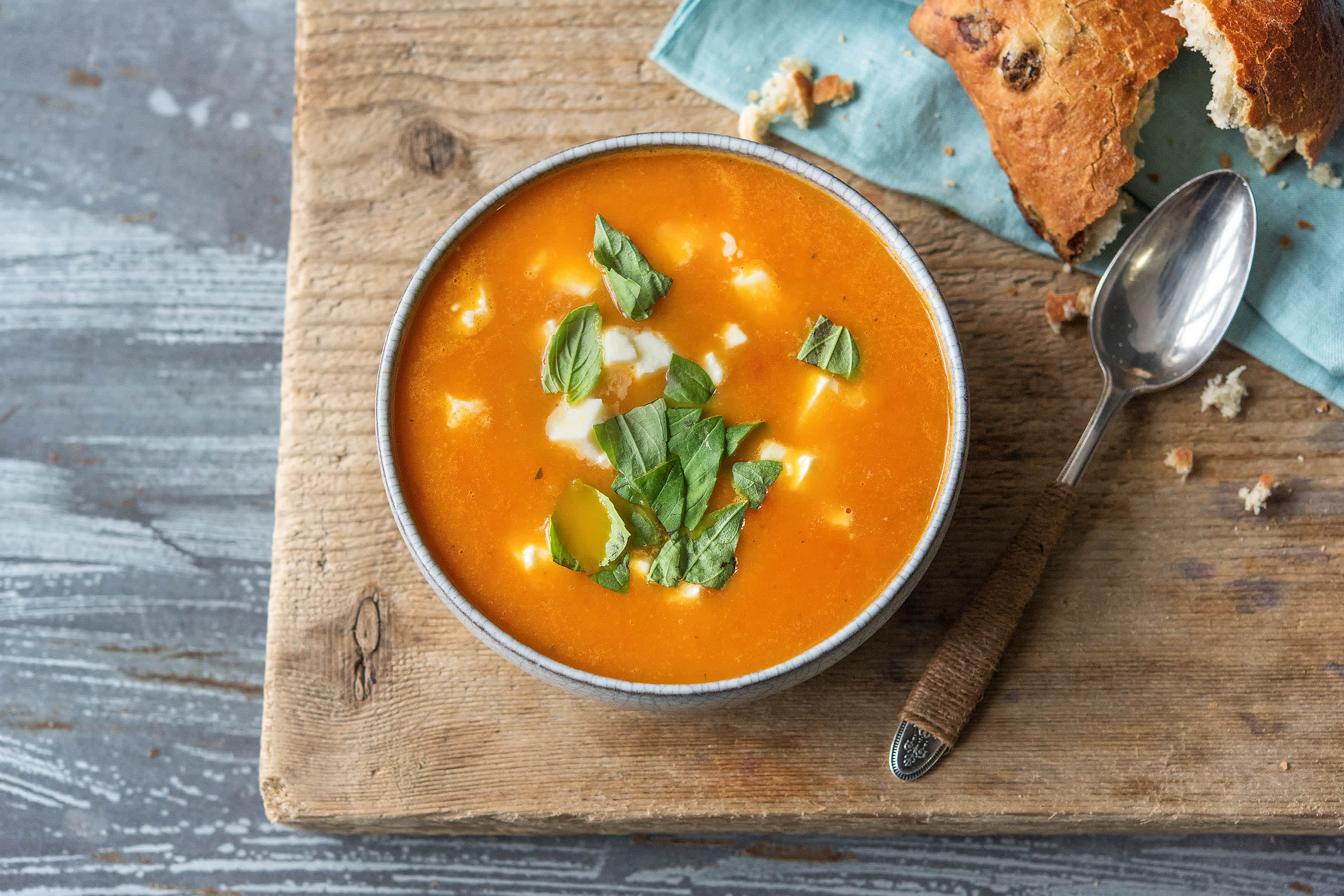 Soupe de carotte et de tomate avec de la mozzarella de bufflonne fondante