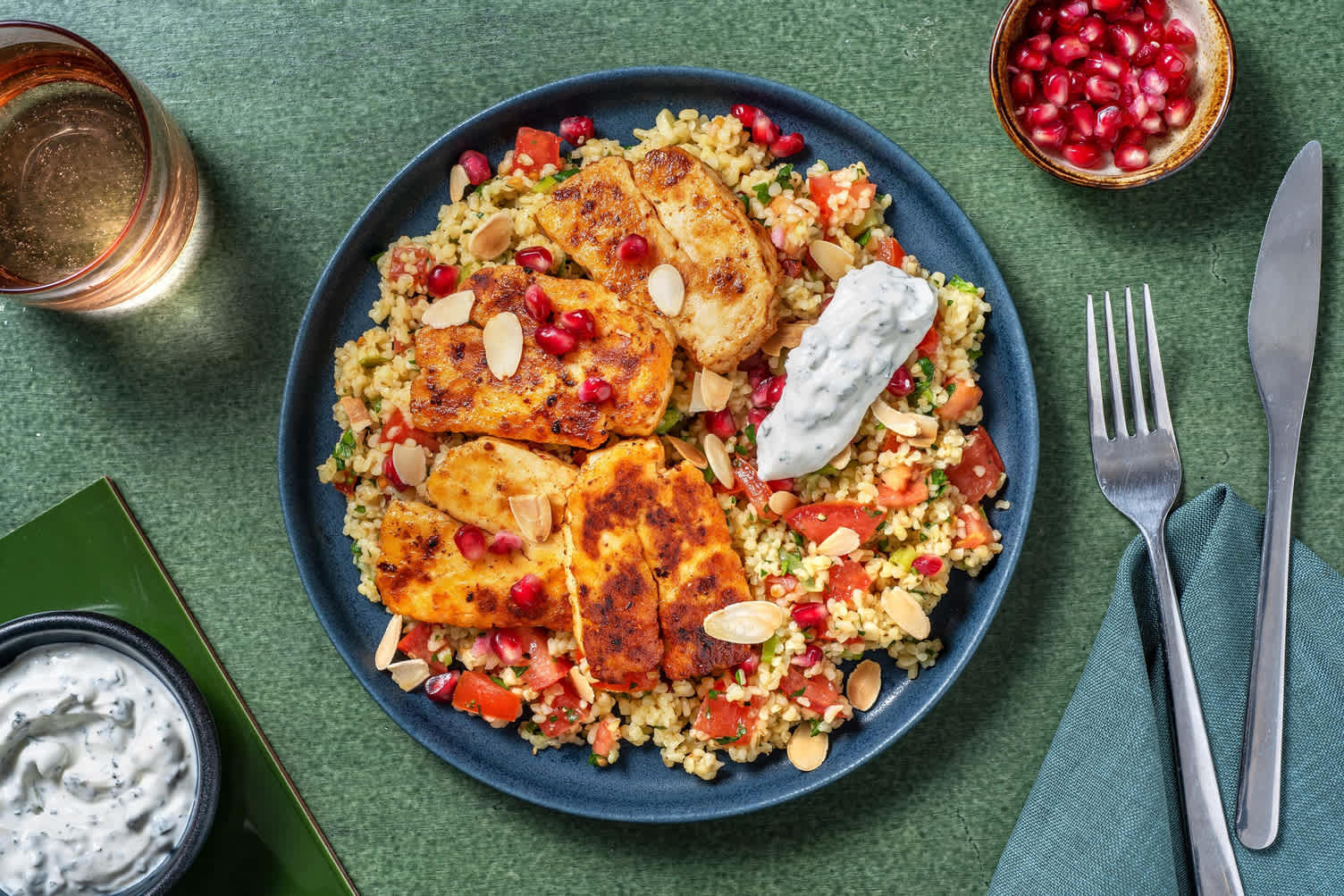 Würziger Grillkäse auf Tabbouleh