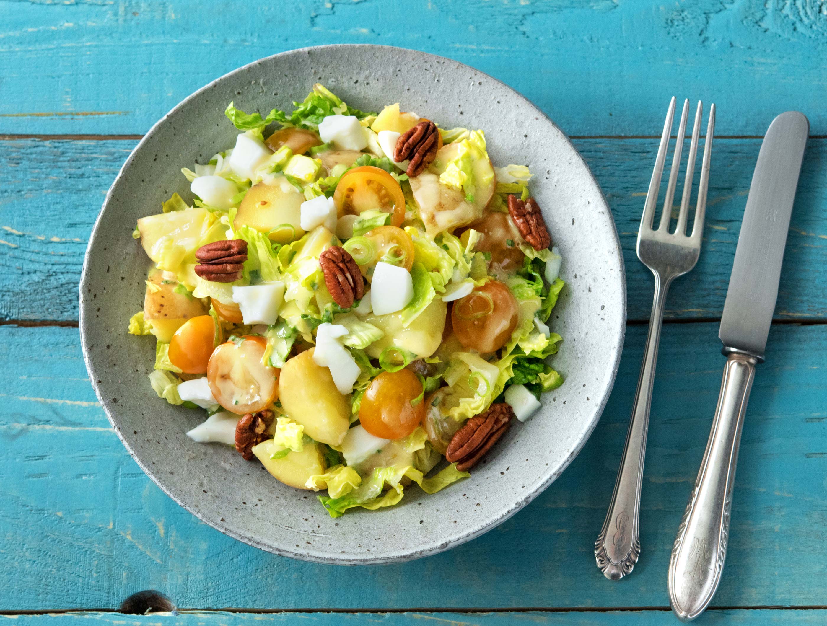 Zomerse krieltjessalade met sinaasappel-oreganodressing en ei