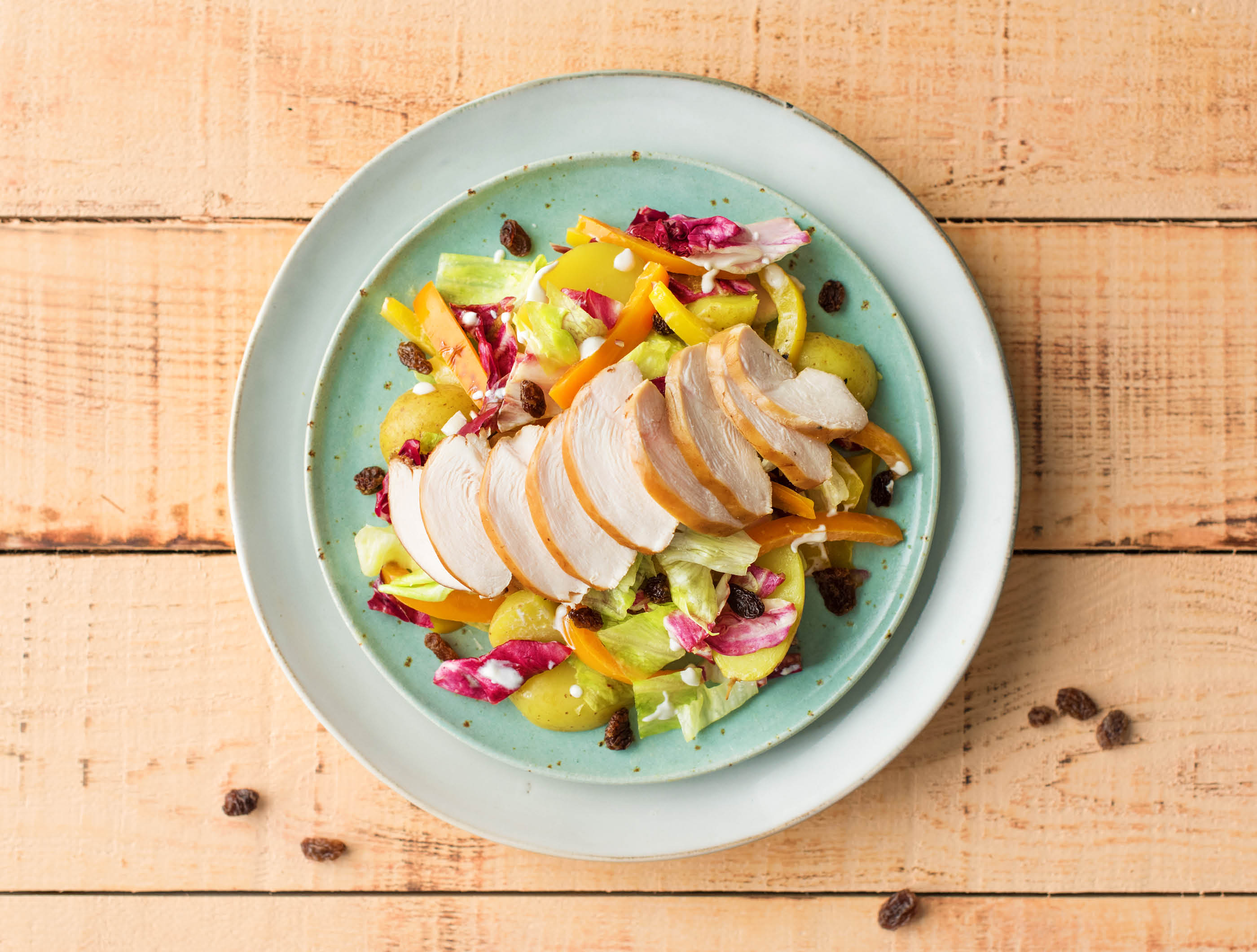 Zomerse salade van gerookte kip, paprika en krieltjes