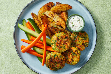 Bouchées de poulet et quartiers de pommes de terre