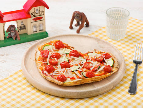 Zelfgemaakte pizza met groenten en oude kaas