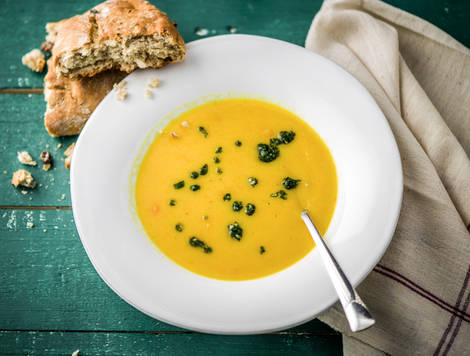 Wortel-pastinaaksoep met noten-rozijnenbrood