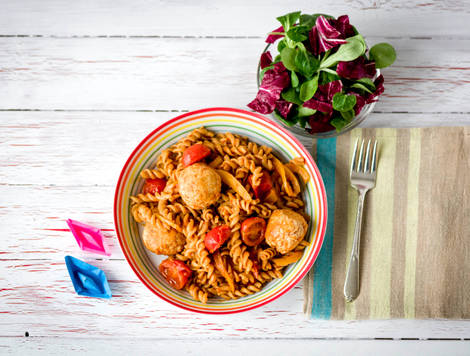 Fusilli met kipgehaktballetjes en rode pesto