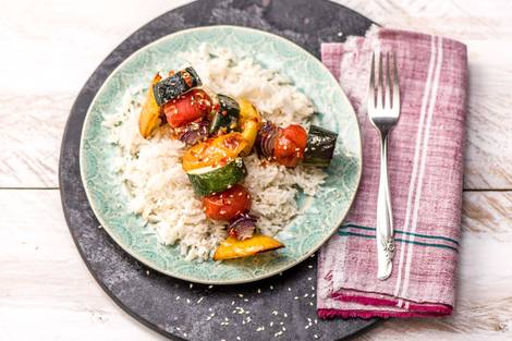 Vegetarische Gemüsespiesse mit Erdnuss-Satay-Sauce