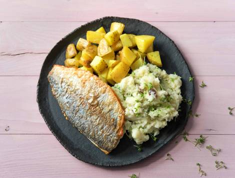 Filet de dorade, pommes de terre au four, chou-fleur aux raisins secs et au cresson