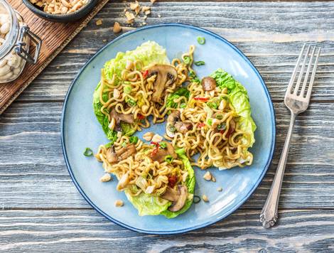 Noedels met kastanjechampignons in little gem-schuitjes met pittige rode peper