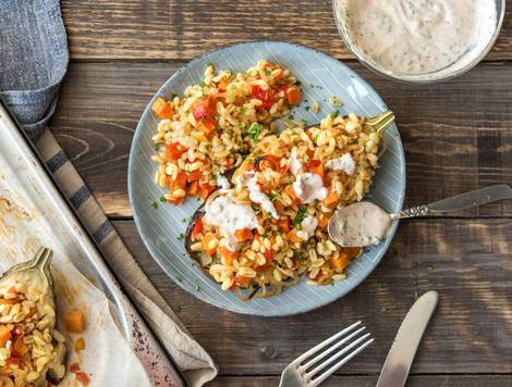 Gevulde aubergine met parelgerst, yoghurt en harissa