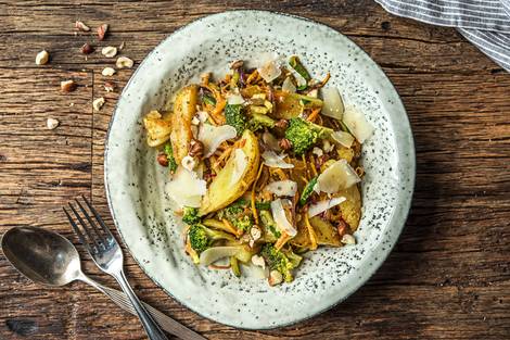 Italiaanse aardappelschotel met rode pesto en hazelnoten