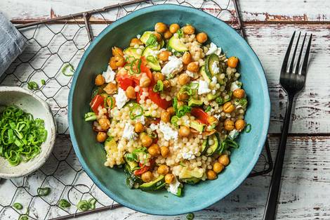 Parelcouscous met krokante kikkererwten, geroosterde groenten en Griekse feta