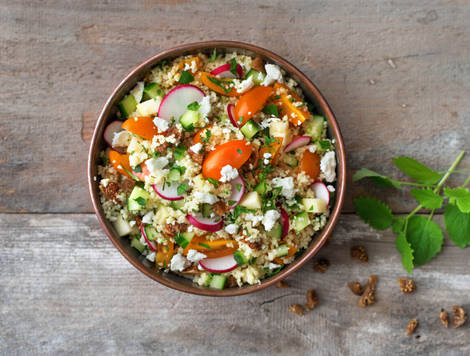 Taboulé à la pomme, aux figues, à la feta et aux herbes vertes fraîches