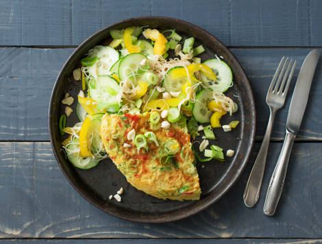 Omelette à l’orientale et salade de nouilles de verre au kiwi et aux cacahuètes