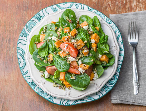 Salade d'épinards et de patates douces au dukkah de noisettes et à la feta