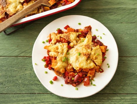Plat mexicain cuit au four accompagné de haricots rouges et de cheddar
