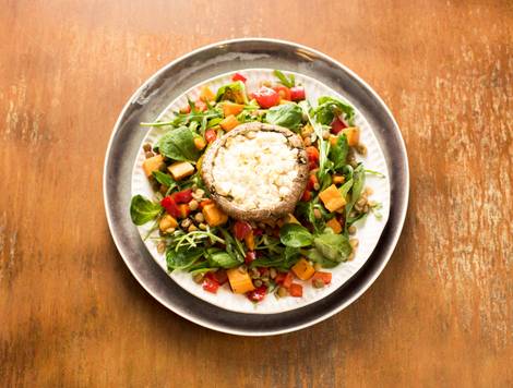 Portobellos farcis, salade de patates douces et de lentilles