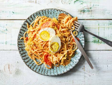 Curry de tomate onctueux aux nouilles et à l’œuf coco