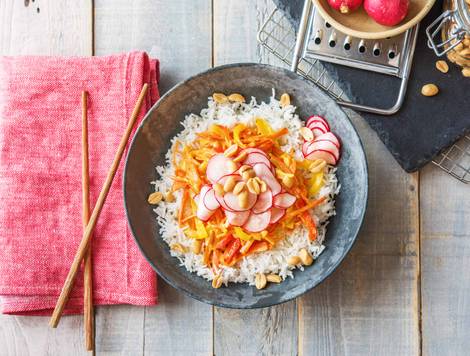 Riz, légumes au beurre de cacahuète et à la coco, radis aigre-doux
