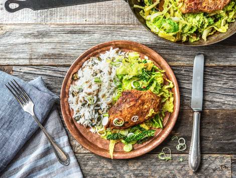 Chou de Milan à l’étuvée, riz aux graines et poulet aux 5 épices