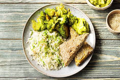 Würziger Tofu mit Sesamkruste,