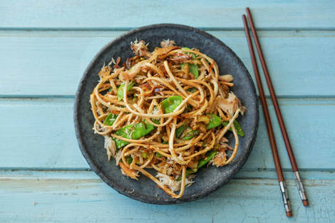 Filet de maquereau fumé à chaud et nouilles à l'orientale