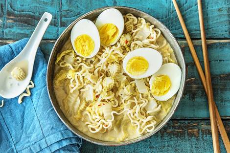Soupe à la noix de coco aux nouilles, au baby maïs et à l'oeuf