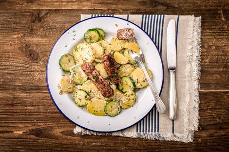 Pommes de terre, saucisses de poulet et courgette