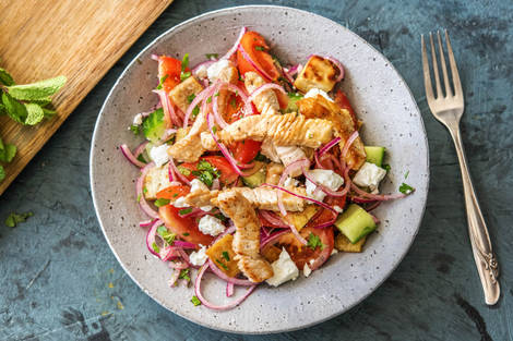 Putenbruststreifen auf griechischem Salat