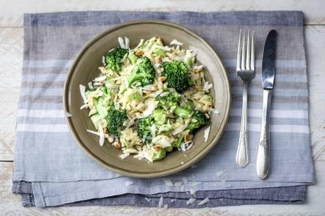 Orzo aux brocolis, pecorino et pignons de pin