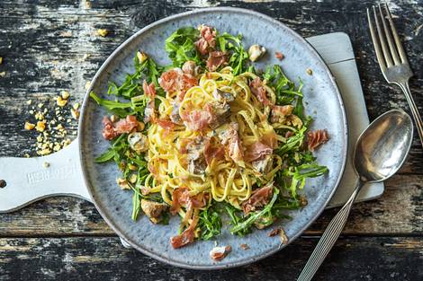 Fettuccine met roomsaus en serranoham