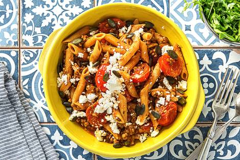 Penne met linzen-bolognesesaus en feta