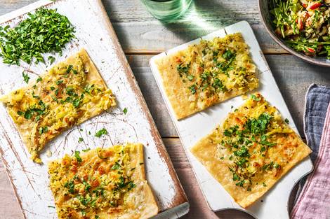 Knuspriger Flammkuchen mit Porreegemüse